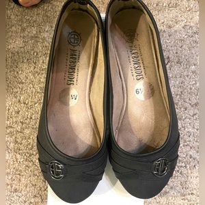 Lady’s black flats size 6.5 W
